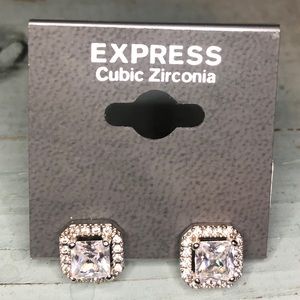 🎁 NWT CZ Stud Earrings 💎